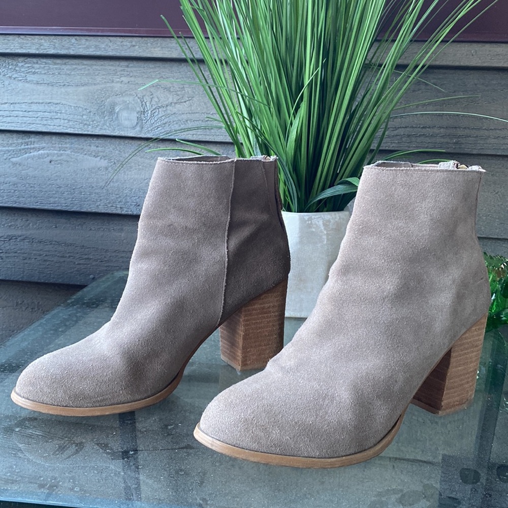 Urban Outfitters Tan suede Wood Block ankle Booties